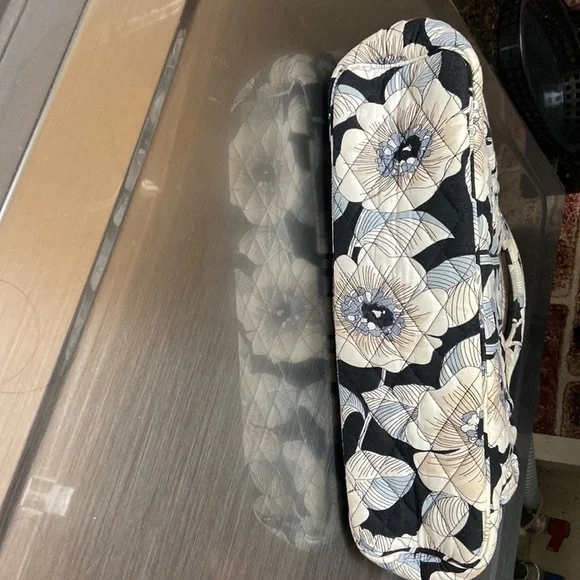 VERA Bradley floral blues whites and blacks handbag zip closure - Picture 4 of 6